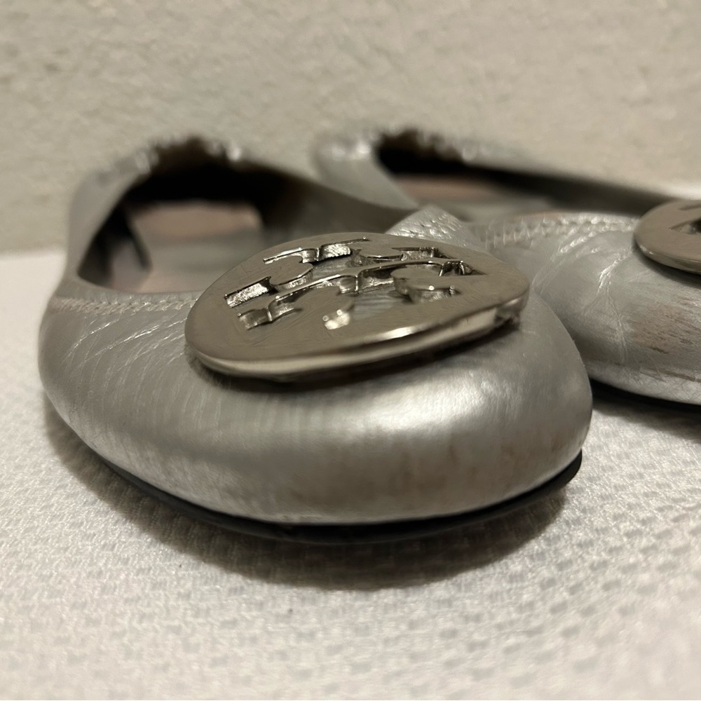 Tory Burch Silver Metallic Ballet Flats 7.5 - Picture 3 of 14